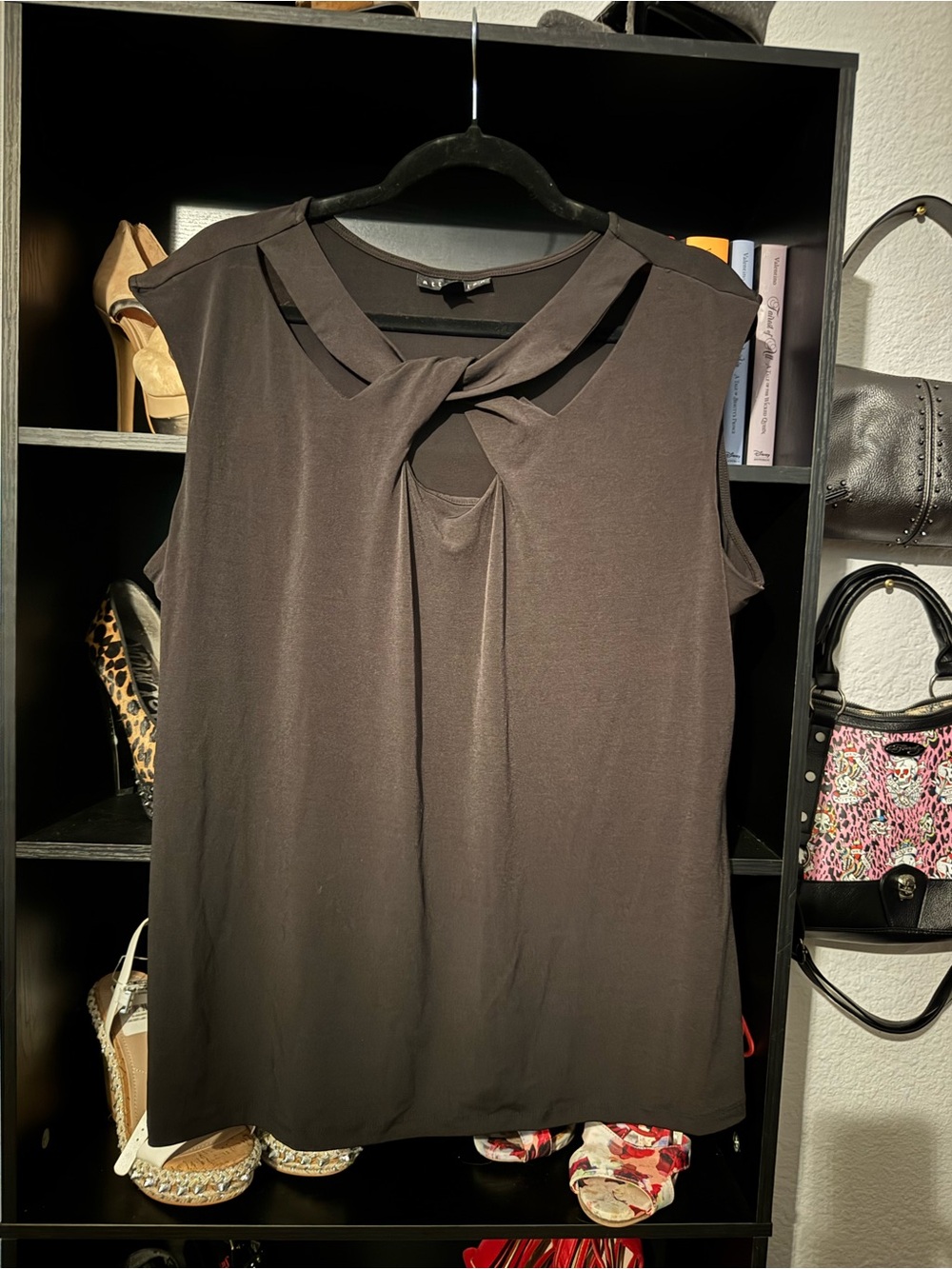 attention Black Twist-Keyhole Sleeveless Camisole